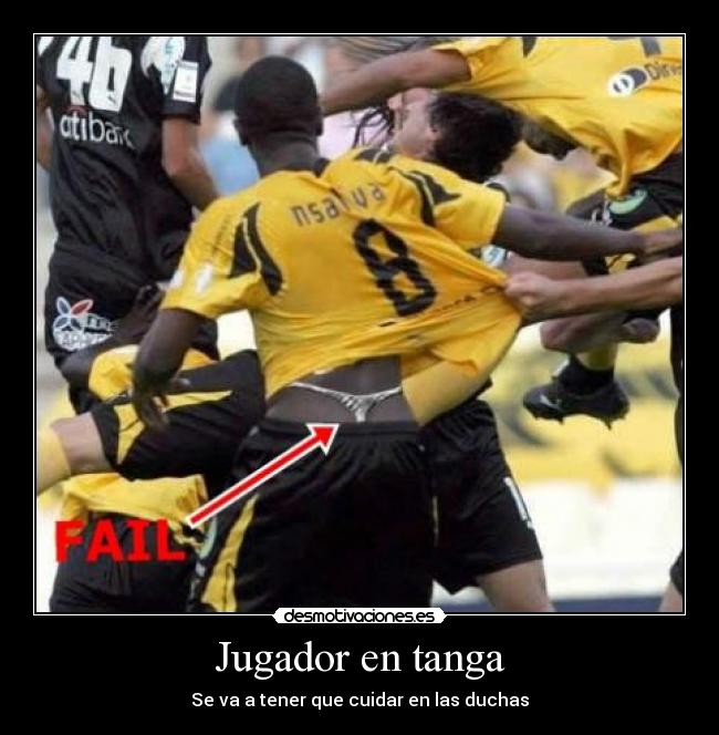 Jugador en tanga - Se va a tener que cuidar en las duchas