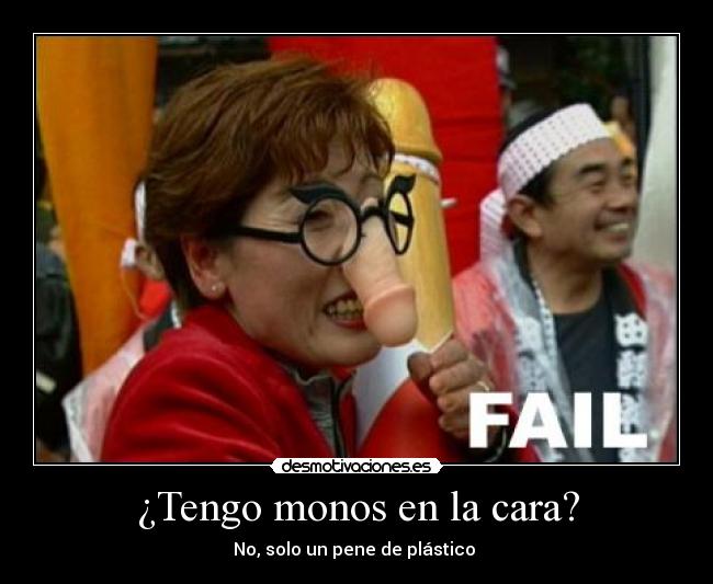¿Tengo monos en la cara? - No, solo un pene de plástico