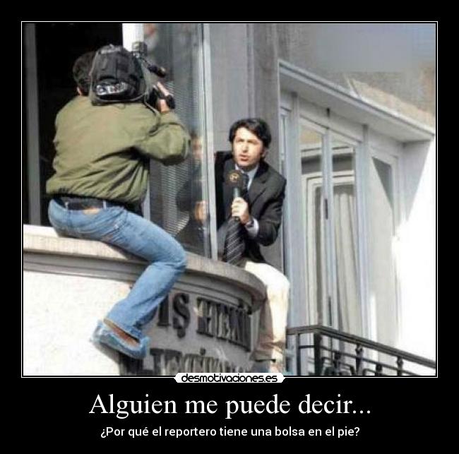 Alguien me puede decir... - ¿Por qué el reportero tiene una bolsa en el pie?