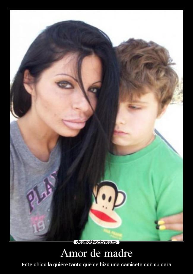 Amor de madre - Este chico la quiere tanto que se hizo una camiseta con su cara