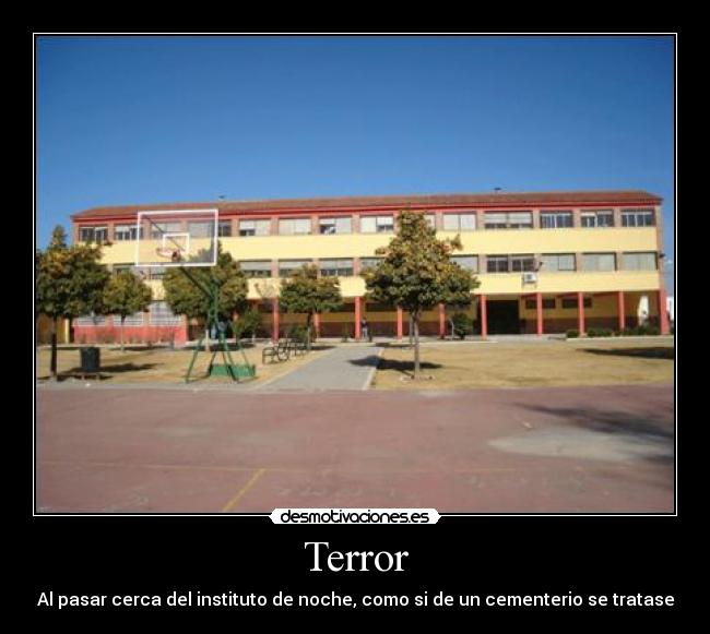 Terror - Al pasar cerca del instituto de noche, como si de un cementerio se tratase