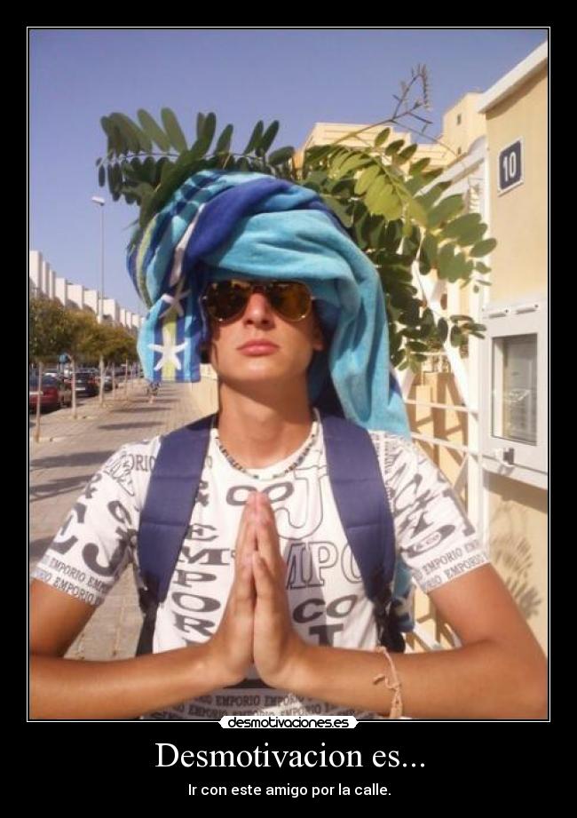Desmotivacion es... - Ir con este amigo por la calle.