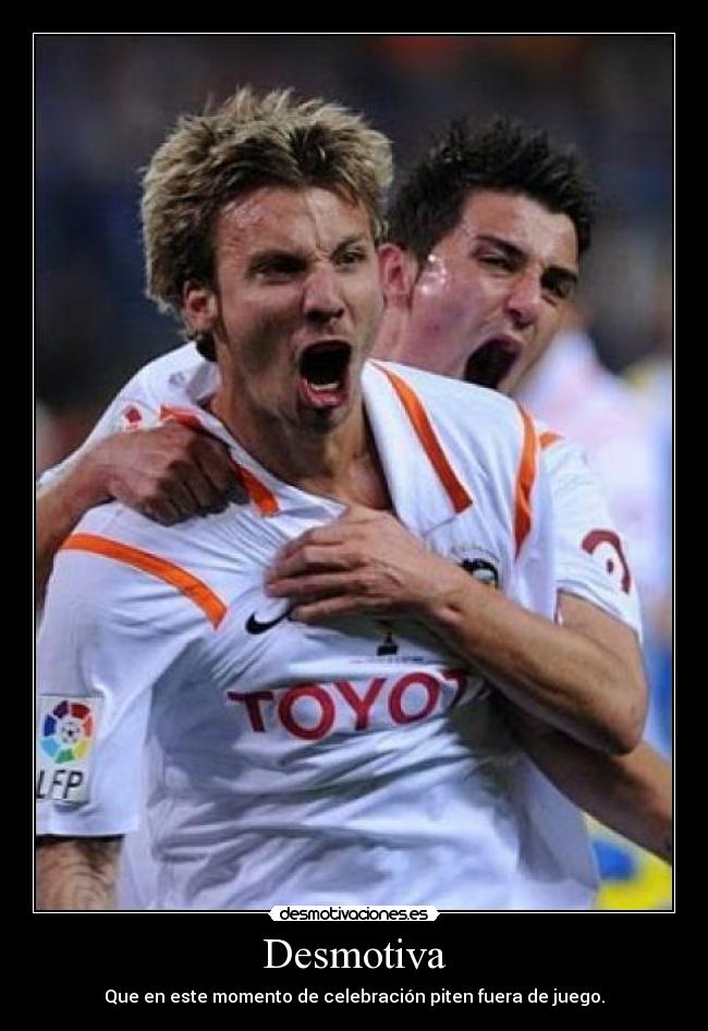 Desmotiva - Que en este momento de celebración piten fuera de juego.