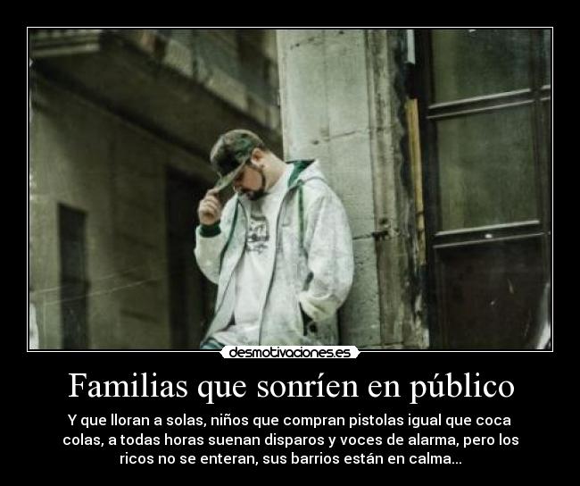 Familias que sonríen en público -