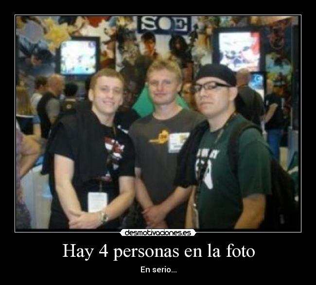 Hay 4 personas en la foto - En serio...