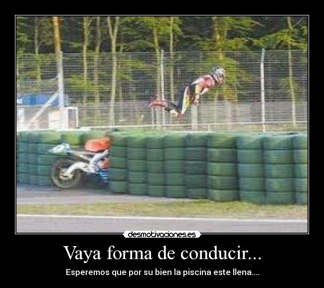 Vaya forma de conducir... - Esperemos que por su bien la piscina este llena....