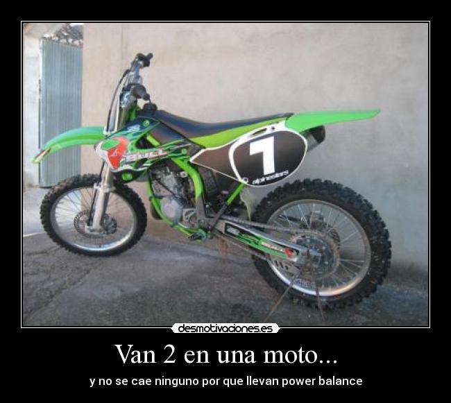 Van 2 en una moto... - y no se cae ninguno por que llevan power balance