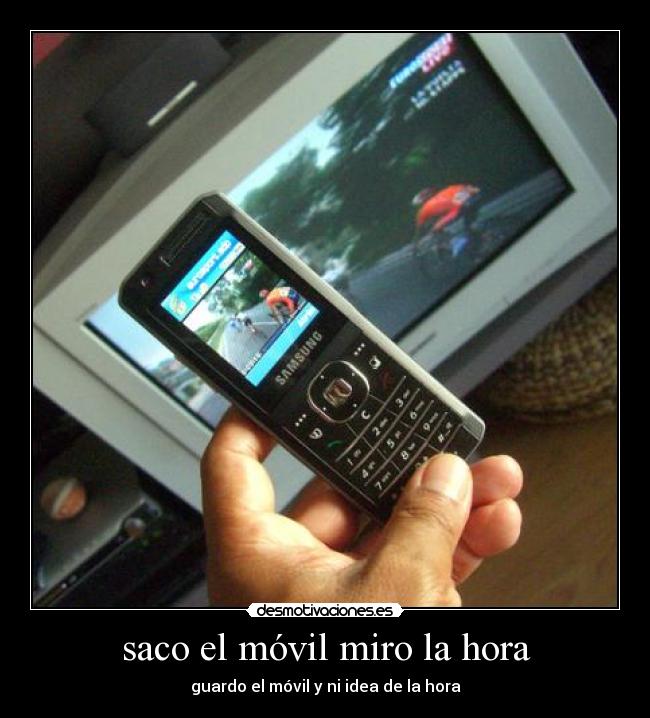 saco el móvil miro la hora -