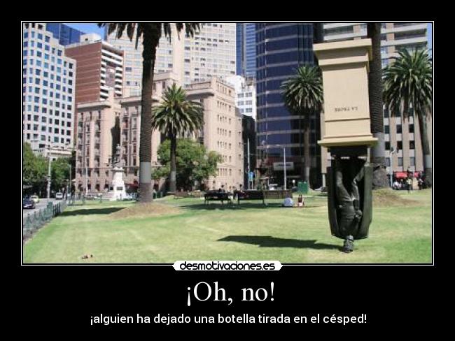 ¡Oh, no! - ¡alguien ha dejado una botella tirada en el césped!