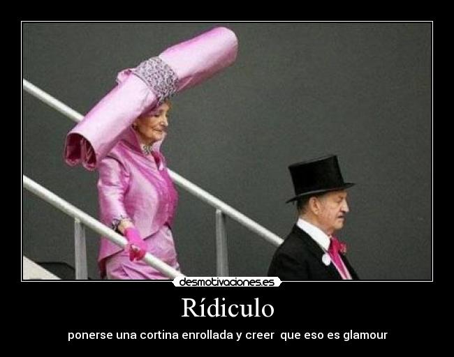 Rídiculo - ponerse una cortina enrollada y creer  que eso es glamour