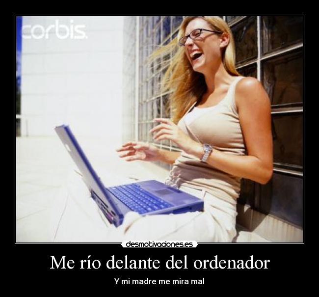 Me río delante del ordenador -