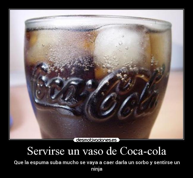 Servirse un vaso de Coca-cola -
