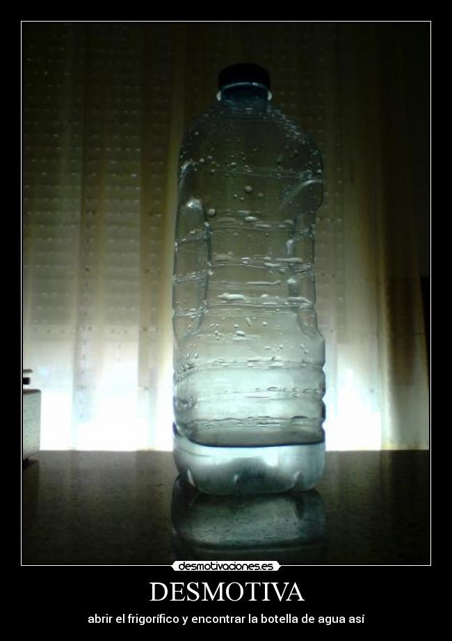 DESMOTIVA - abrir el frigorífico y encontrar la botella de agua así