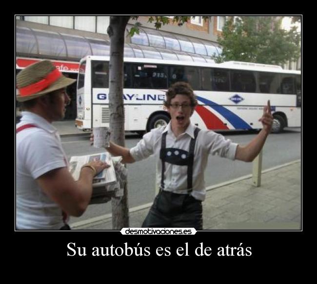 Su autobús es el de atrás -