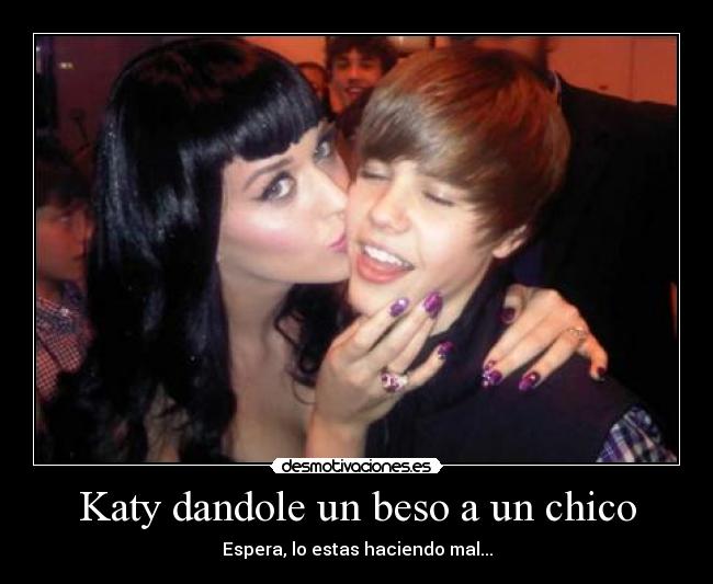 Katy dandole un beso a un chico - 