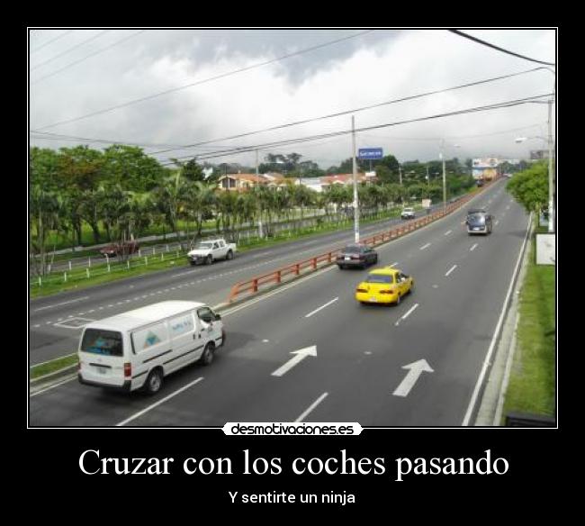 Cruzar con los coches pasando -