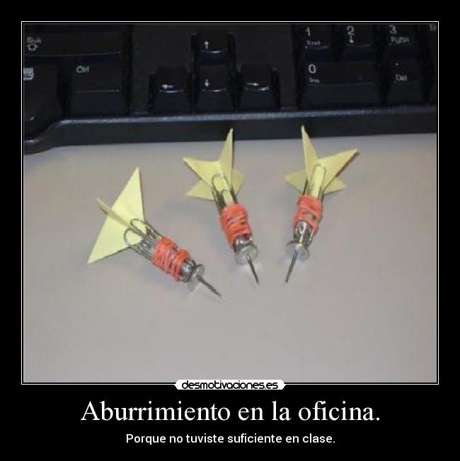 carteles mcgyver paso por aqui desmotivaciones