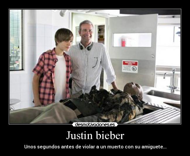 Justin bieber - Unos segundos antes de violar a un muerto con su amiguete...