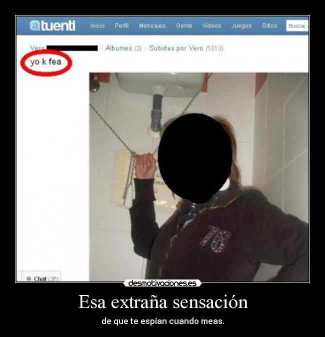 Esa extraña sensación - de que te espían cuando meas.