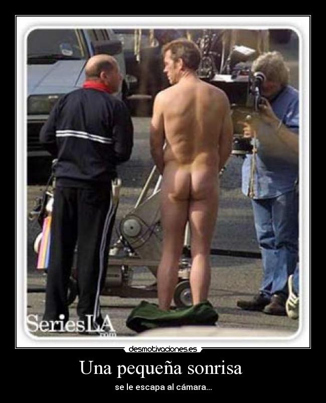 Una pequeña sonrisa  - se le escapa al cámara...