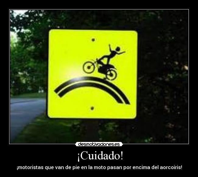 ¡Cuidado! - ¡motoristas que van de pie en la moto pasan por encima del aorcoiris!