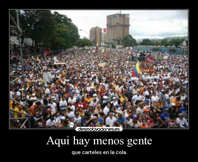 Aqui hay menos gente - que carteles en la cola.