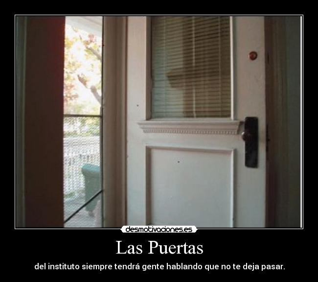 Las Puertas - del instituto siempre tendrá gente hablando que no te deja pasar.
