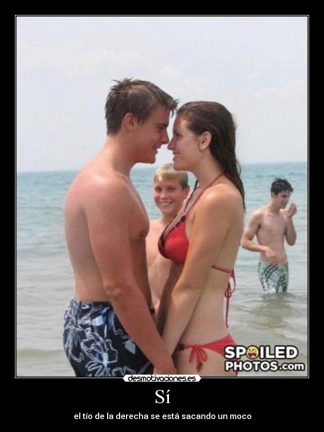 Sí - el tío de la derecha se está sacando un moco