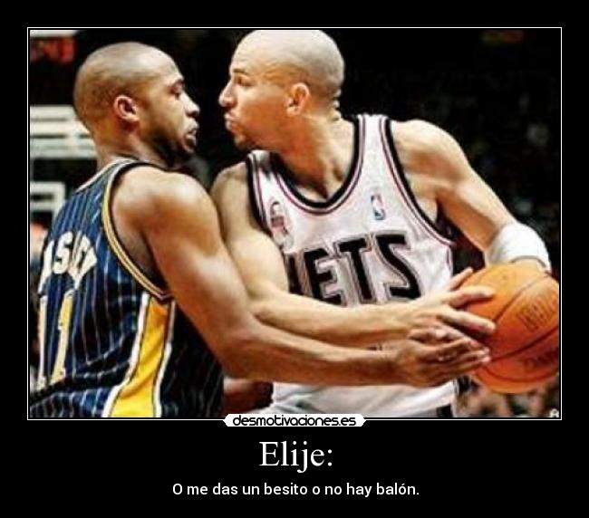 Elije: - O me das un besito o no hay balón.