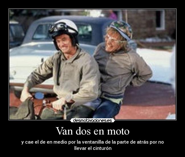 Van dos en moto - y cae el de en medio por la ventanilla de la parte de atrás por no llevar el cinturón
