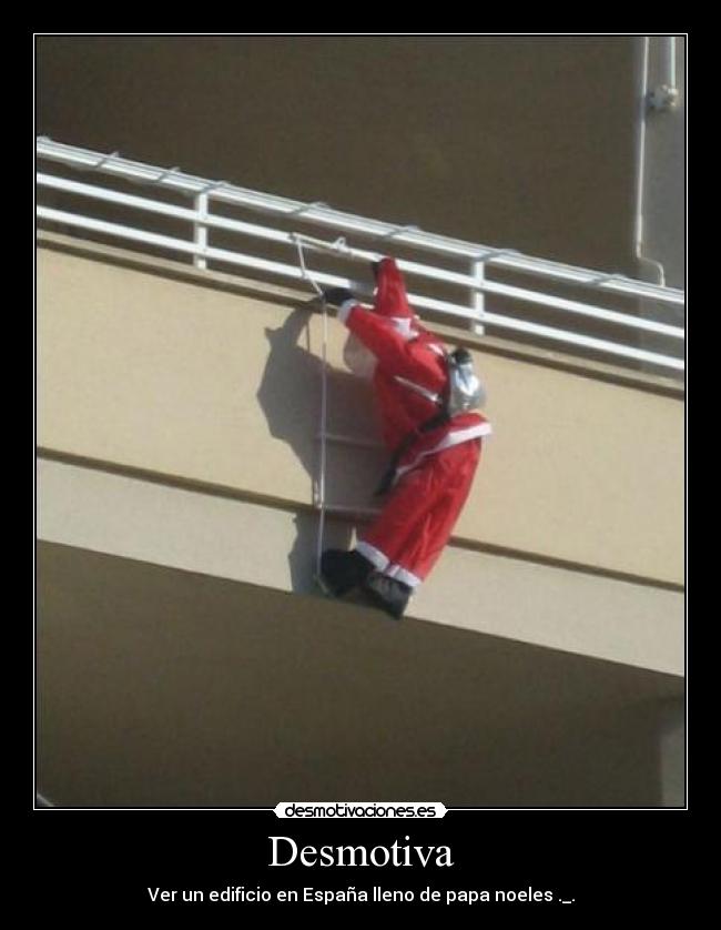 Desmotiva - Ver un edificio en España lleno de papa noeles ._.