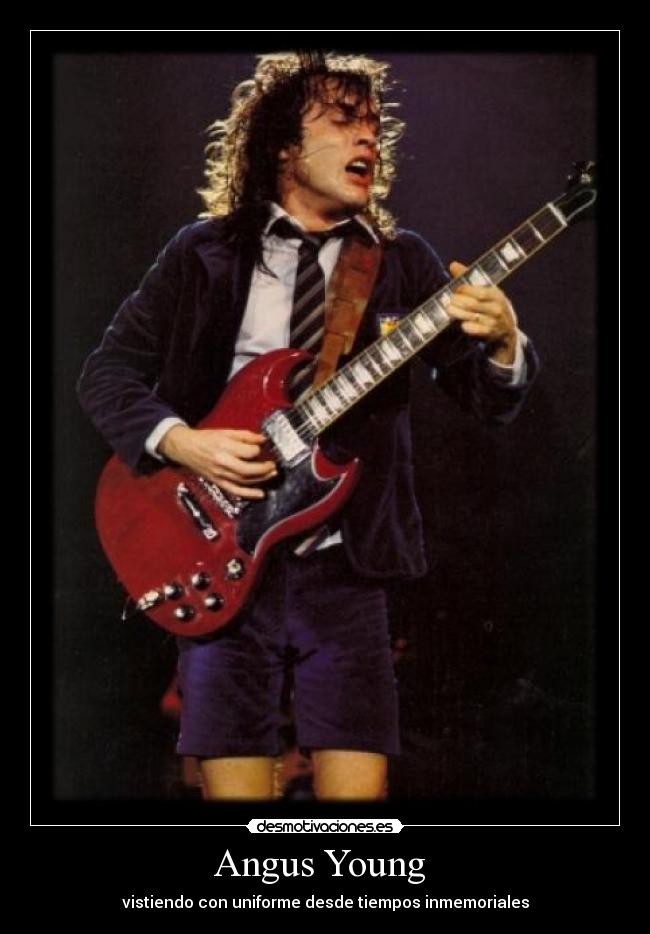 Angus Young - vistiendo con uniforme desde tiempos inmemoriales