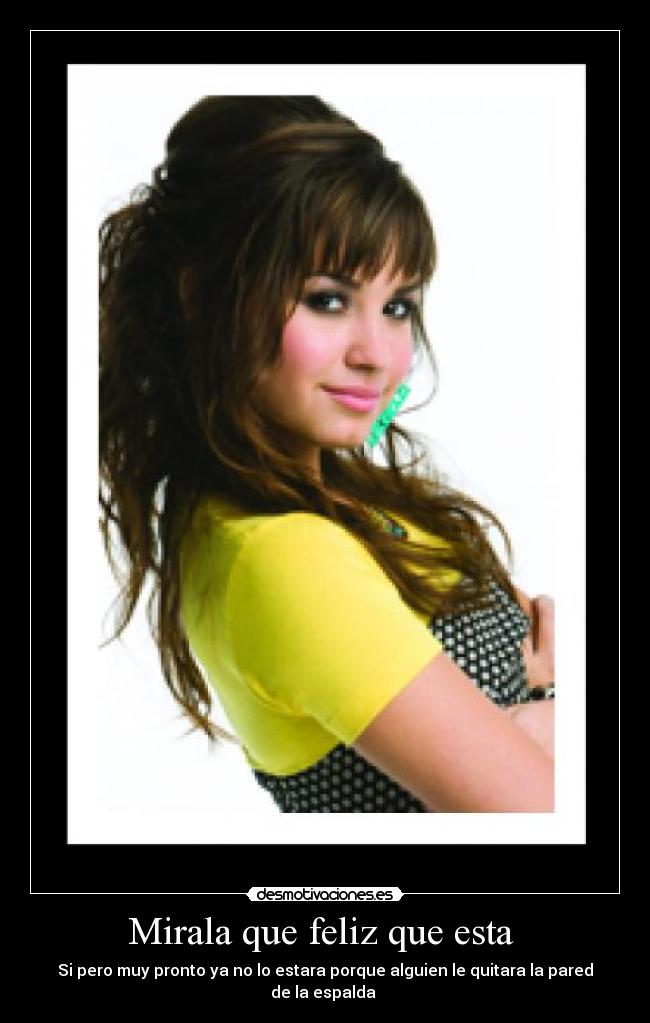 Mirala que feliz que esta  - Si pero muy pronto ya no lo estara porque alguien le quitara la pared de la espalda 