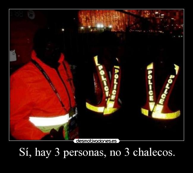 Sí, hay 3 personas, no 3 chalecos. -