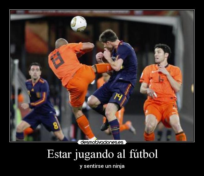 Estar jugando al fútbol -