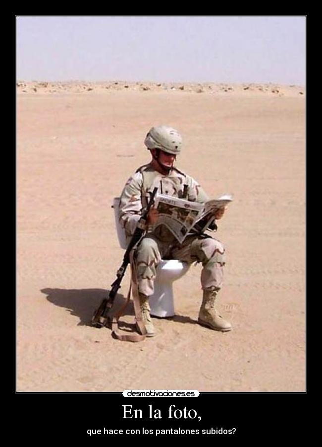 En la foto, - que hace con los pantalones subidos?