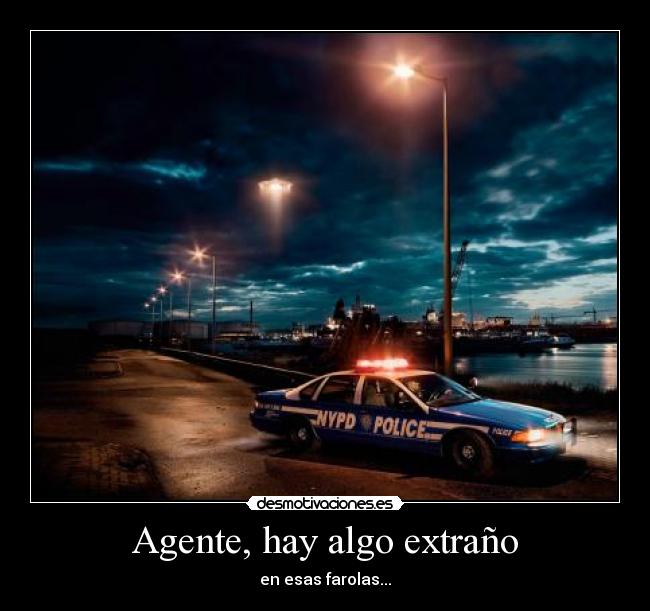 Agente, hay algo extraño - en esas farolas...