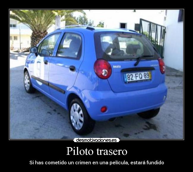 carteles piloto trasero coche pelicula fundido crimen desmotivaciones