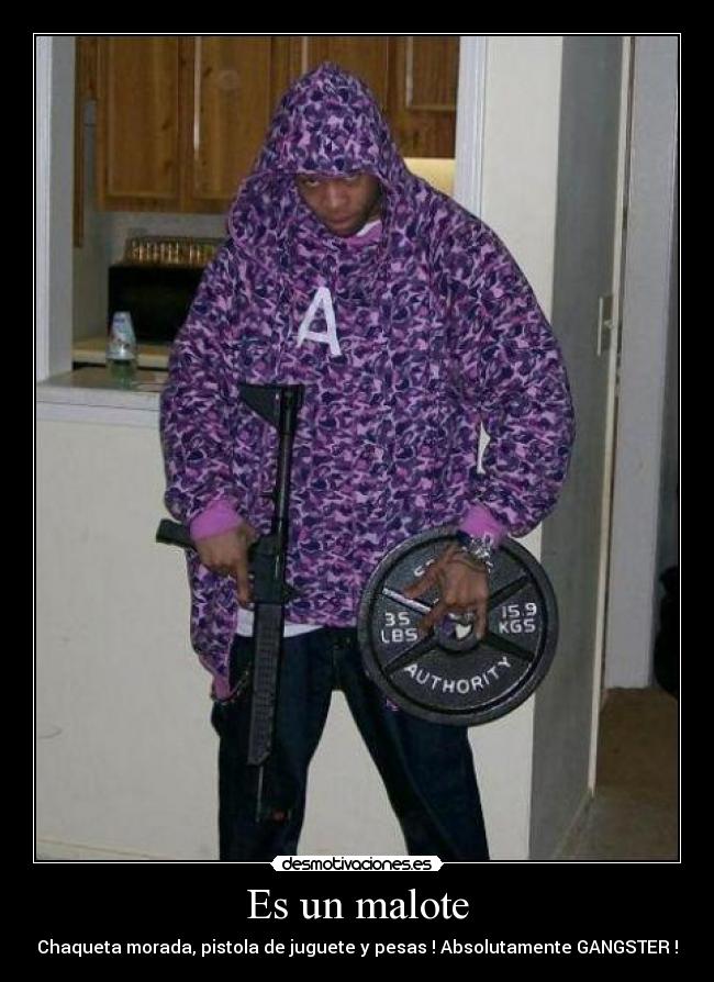 Es un malote - Chaqueta morada, pistola de juguete y pesas ! Absolutamente GANGSTER !