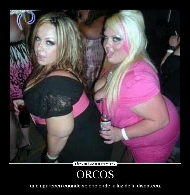 ORCOS - que aparecen cuando se enciende la luz de la discoteca.