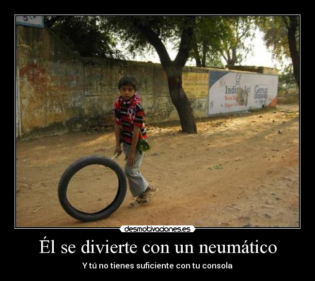 Él se divierte con un neumático -