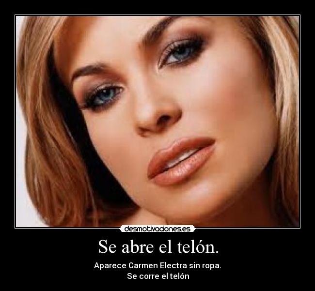 Se abre el telón. - Aparece Carmen Electra sin ropa.
Se corre el telón