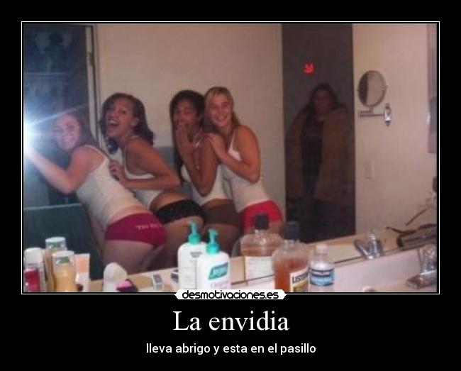 La envidia - lleva abrigo y esta en el pasillo