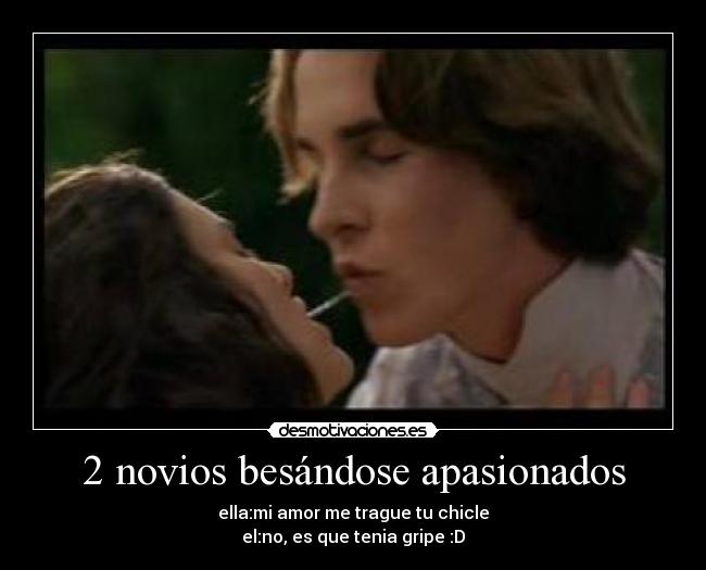 2 novios besándose apasionados -