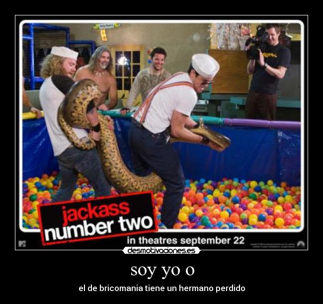 carteles esta atras sin camisetapor pillais desmotivaciones