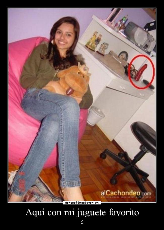 Aqui con mi juguete favorito - ;)