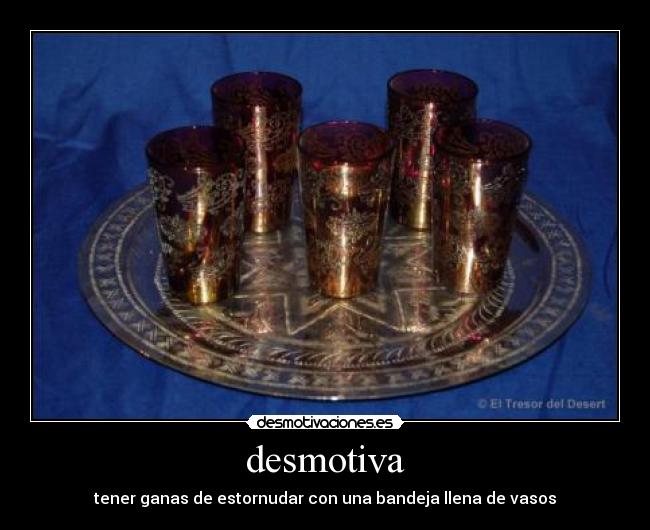 desmotiva - tener ganas de estornudar con una bandeja llena de vasos