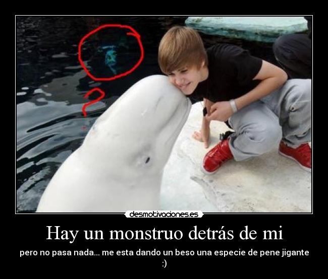 Hay un monstruo detrás de mi - pero no pasa nada... me esta dando un beso una especie de pene jigante :)