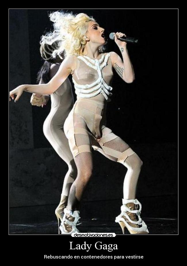 Lady Gaga - Rebuscando en contenedores para vestirse