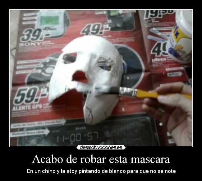 Acabo de robar esta mascara - En un chino y la etoy pintando de blanco para que no se note